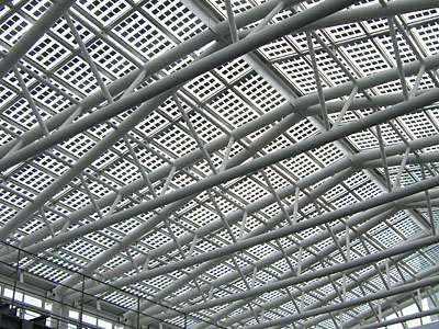 岩手県民情報交流センターの屋根に取り付けられている太陽光パネル。