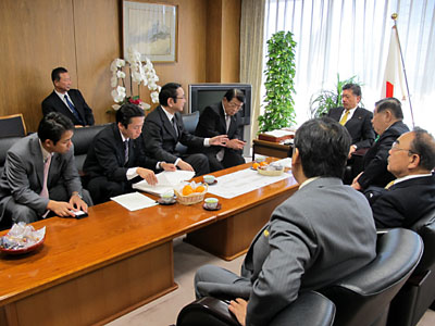 自民党本部にて田野瀬総務会長と来年度予算につき意見交換を行う。