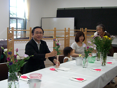 日本文化の代表の１つである生け花教室に参加