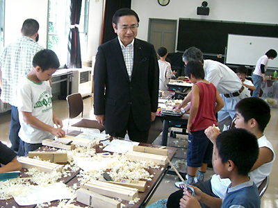 発明クラブ主催の木工の部において、子ども達の手作りの箸作りを視察。