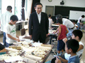 平成22年09月11日 発明クラブ主催の木工の部において、子ども達の手作りの箸作りを視察