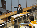 社会見学に訪れた松本市立今井小学校の生徒の皆さんに議場の説明をする