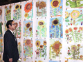 ＭＯＡ美術館松本平児童作品展表彰式に出席。児童たちの作品を鑑賞
