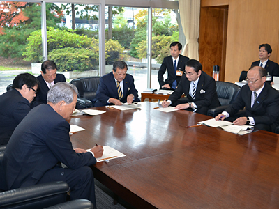 議長と各派代表者との打ち合わせ会議に出席。
