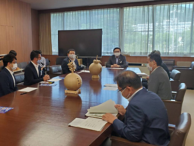 松本ＪＣがコロナに負けないメッセージを込めた打ち上げ花火を実施することになり、県庁に阿部知事を表敬訪問。