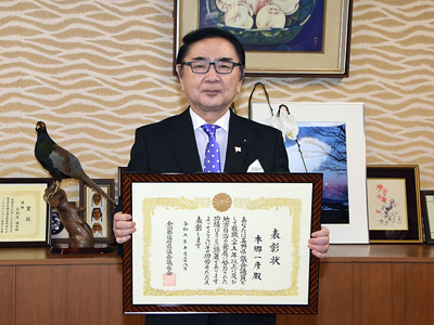 県議在職２５年となり全国都道府県議長会会長より表彰を受ける。