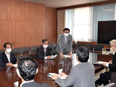 松本糸魚川連絡道路建設促進議連として早期実現に向けて知事に要望する。