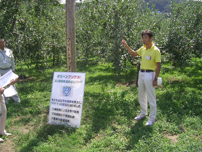 豊田林の環境に優しい農業に取り組むエコファーマによるりんごづくりを視察。