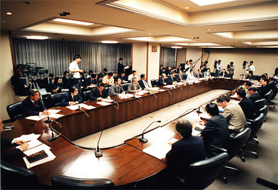 毎定例県議会前に行われる田中知事はじめ部局長と各会派代表者打合せ会議。