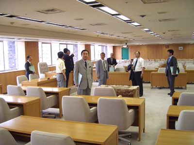兵庫県議会予算委員会室視察。