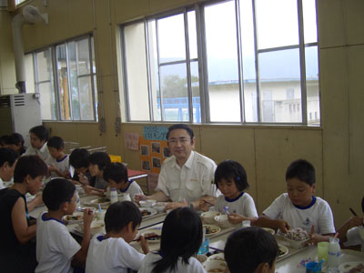 飯山市立東小学校の生徒さん達が自ら作ったお米で学校給食を共にしました。