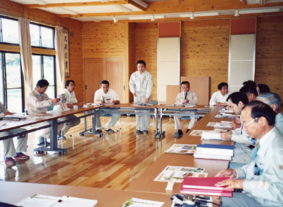 長野県産材の木材を住宅に使用し、普及させることは重要な施策であり、県内のそうした施設を視察した。