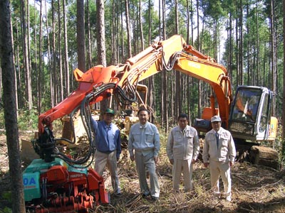 牟礼村　林業公社霊仙寺団地　北信木材流通センターにて。森林条例が可決し、いよいよ県内の森林整備も本格的に取り組まなければならず、現状視察を行った。牟礼村の林業公社の場所は比較的良く、列状収入間伐が行われていたが、県下全体はいまだ課題が多い。